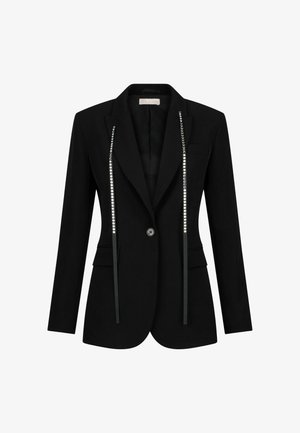 Sort blazer med en enkelt knaplukning, to forlommer og dekorative detaljer langs forkanten. Glat tekstur.