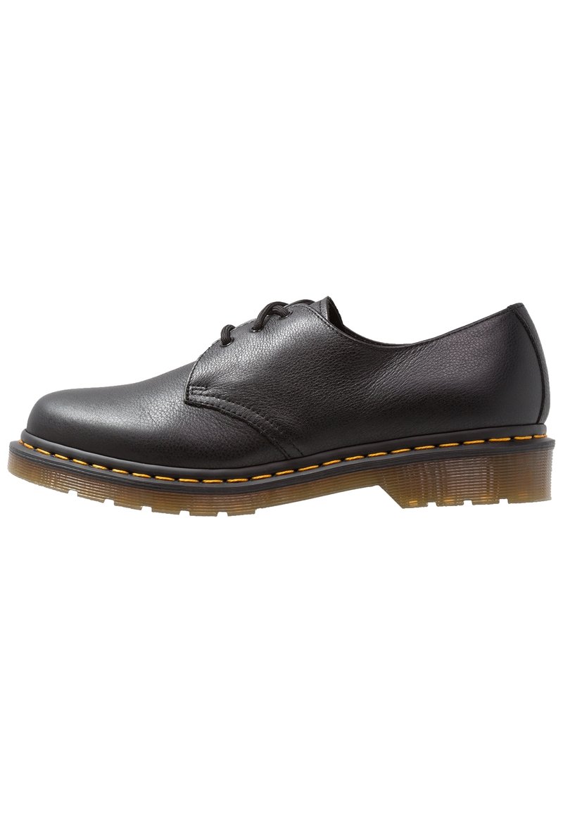 Chaussure oxford en cuir noir avec un bout arrondi, un design à lacets, et une semelle épaisse translucide soulignée de coutures orange.