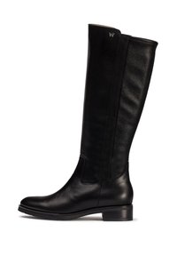 Botte noire en cuir, hauteur genou, avec une silhouette élégante, une texture grainée subtile, un petit talon empilé et un accent logo discret sur le haut de la tige.