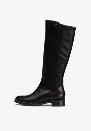 Bota de cuero negro hasta la rodilla con una forma elegante, textura de grano sutil, tacón bajo apilado y un pequeño logotipo en el extremo superior.
