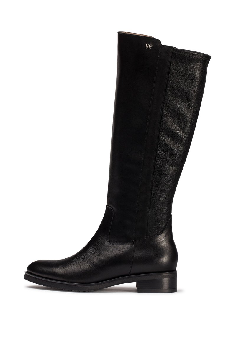 Botte noire en cuir, hauteur genou, avec une silhouette élégante, une texture grainée subtile, un petit talon empilé et un accent logo discret sur le haut de la tige.