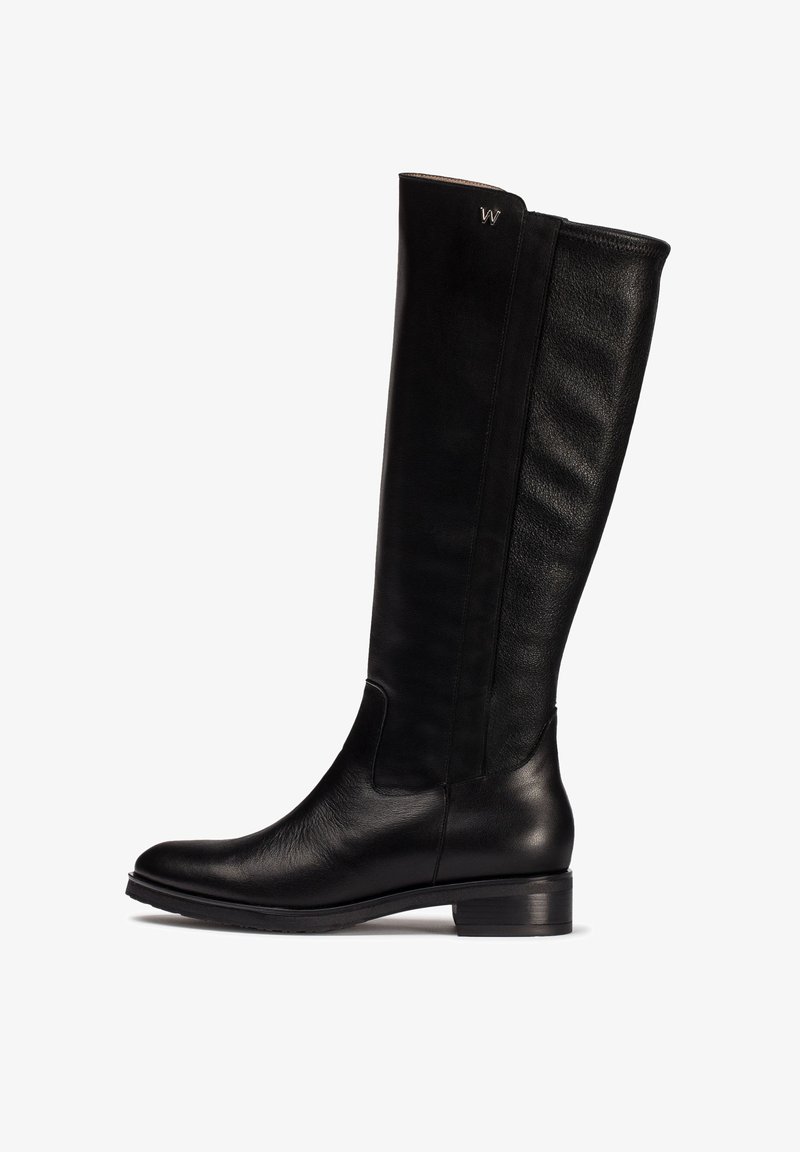 Bota de cuero negro hasta la rodilla con una forma elegante, textura de grano sutil, tacón bajo apilado y un pequeño logotipo en el extremo superior.