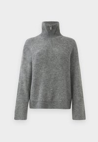 Grijze gebreide trui met een hoge kraag en een kwart-rits aan de voorkant. Heeft ribgebreide manchetten en zoom en biedt een gladde, zachte textuur.