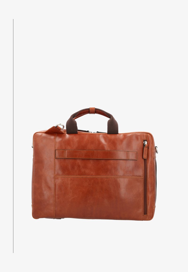 Maletín de cuero marrón con asas de tela, bolsillo con cremallera en la parte frontal y una correa horizontal sobre un fondo blanco.