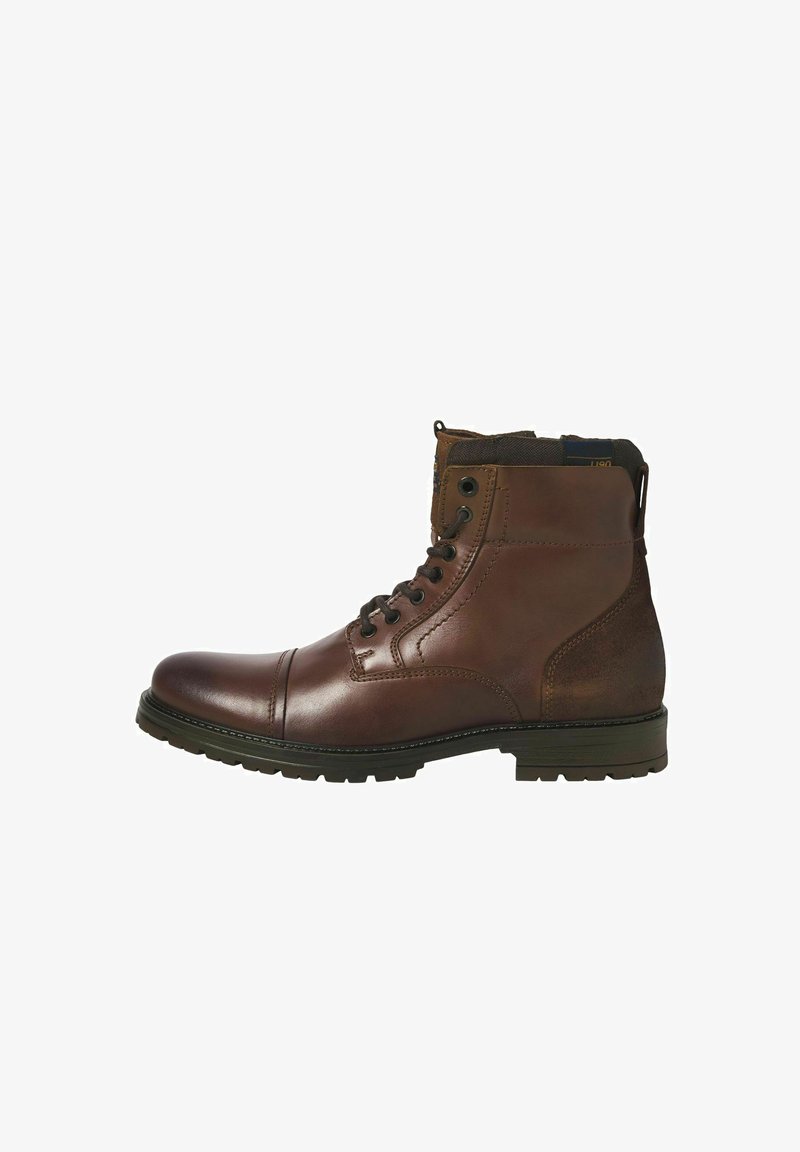 Bruine leren enkelboots met een gladde afwerking, ronde neus, metalen veteroogjes en een gestructureerd achterpaneel. Zwarte rubberen zool, vetersluiting.
