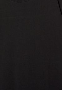 Černé tričko vyrobené z hladké bavlněné tkaniny. Má kulatý výstřih a jednoduchý design bez vzorů nebo ozdob.