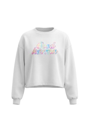 Hvid cropped sweatshirt med farverig "Good karma" tekst i kursiv font tværs over brystet.