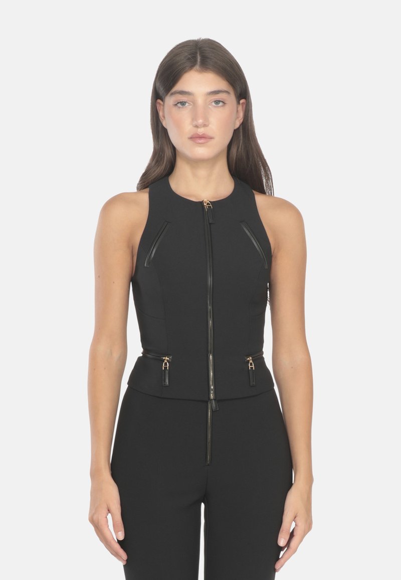 Top fitted senza maniche di colore nero con un alto colletto, caratterizzato da zip dorate davanti e ai lati, realizzato in un tessuto liscio e elasticizzato.
