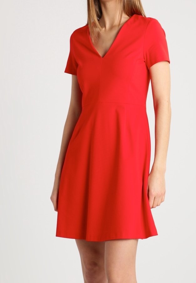 Robe rouge à manches courtes avec un décolleté en V, un buste ajusté et une jupe évasée. Fabriquée dans un tissu lisse, elle se présente dans une couleur unie et un design minimaliste.
