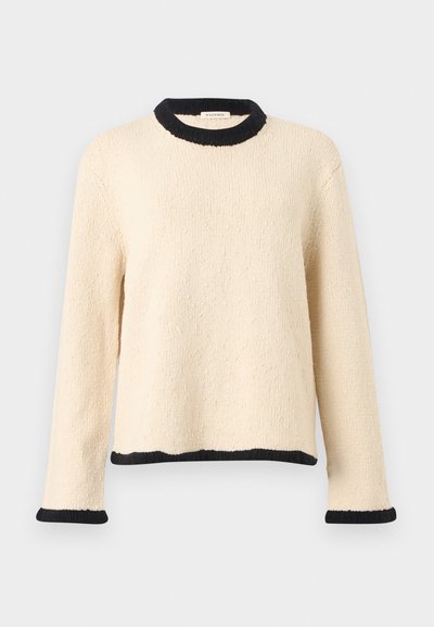 Pull en maille crème à manches longues avec bordure côtelée noire au col, aux poignets et à l'ourlet, présenté sur un fond uni.