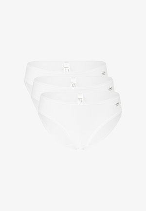 Drei weiße Baumwollslips für Damen, übereinander gestapelt, jeder mit einem kleinen Markenetikett nahe dem Bund.