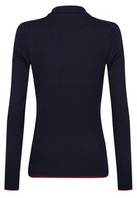 Marinblå långärmad polo tröja i mjukt, stretchigt material. Har en krage, slim fit och kontrasterande röd trim vid ärmsluten och nederkanten.