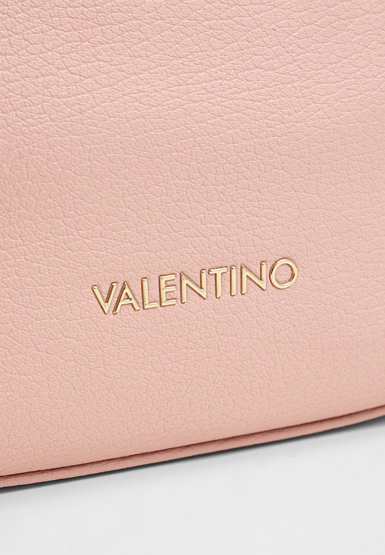 Weiche, rosa strukturierte Lederoberfläche mit goldfarbener, in Großbuchstaben geprägter Marke "VALENTINO".