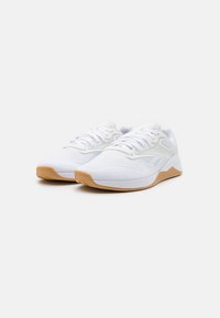 Δεν επιλέχθηκε, footwear white/pugry2