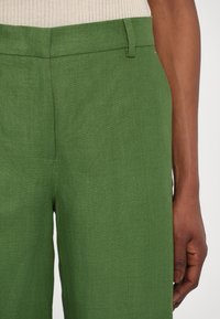 Weekend Max Mara MALIZIA - Auduma bikses - green