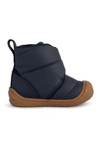 Bota impermeable azul marino con suela de goma marrón flexible, detalles de costura en diagonal y una lengüeta en el talón para ponerlas fácilmente.