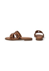 Sandal med leopardprint og brun kunststoflæderbund, åbent tådesign og justerbar hælrem. Flad sål med minimal tekstur.