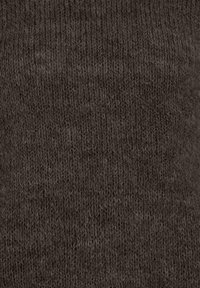 Mörkbrun stickad tyg med en mjuk, texturerad yta. Mönstret är jämnt med subtila variationer i ton och djup.