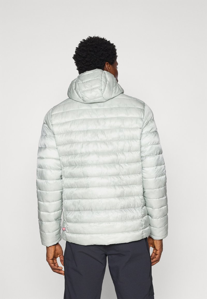Jasnoszara kurtka puchowa z kapturem, z poziomym pikowanym wzorem, elastycznymi mankietami i małym logo po lewej stronie, blisko dolnego brzegu.