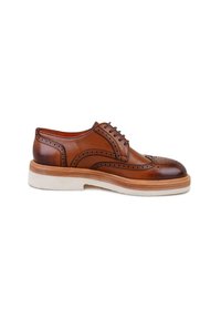 Chaussure brogue en cuir marron avec un délicat perforation, un bout rond et une semelle en caoutchouc blanche contrastante. Texture lisse, design classique.