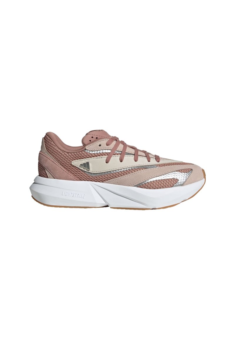 Sportlicher Schuh mit einem oberteil aus hellrosa Mesh, beige Akzenten, reflektierenden Details und einer dicken weißen Sohle mit einer strukturierten Gummisohle.