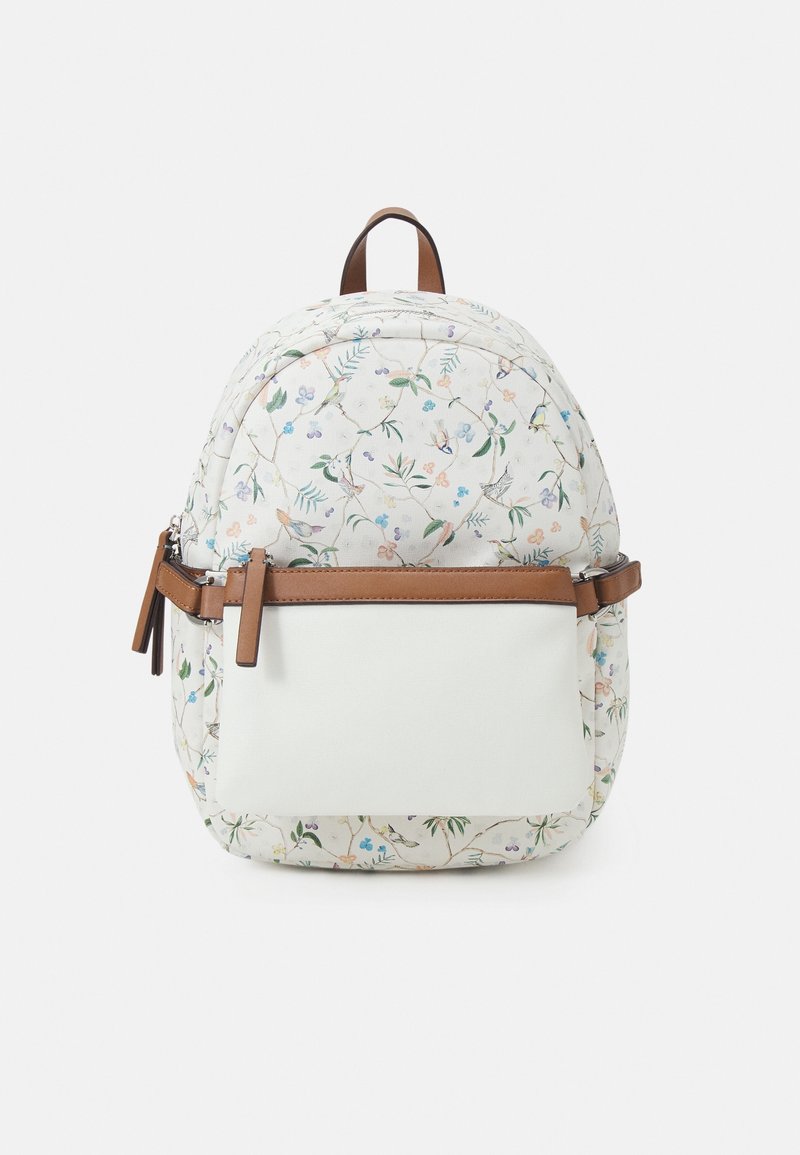 Sac à dos en tissu écru à motif floral avec des accents en cuir marron. Il comprend une poche avant avec un panneau blanc et des bretelles ajustables.