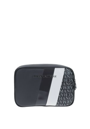 Sac à main en nylon noir avec un panneau brillant et des accents blancs. Présente le logo "Armani Exchange" et un motif de texte répétitif. Fermeture à glissière.