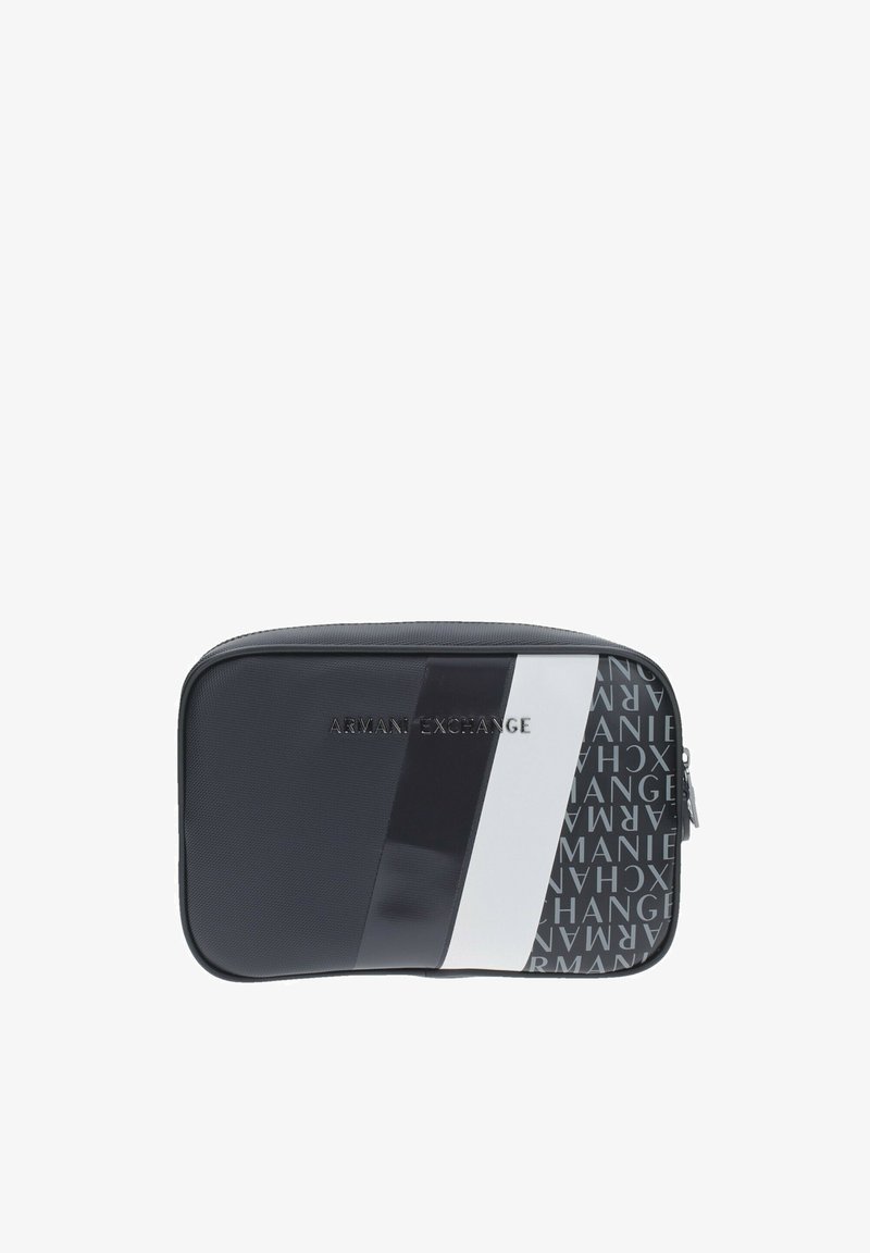 Sac à main en nylon noir avec un panneau brillant et des accents blancs. Présente le logo "Armani Exchange" et un motif de texte répétitif. Fermeture à glissière.