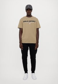 Polo Ralph Lauren SHORT SLEEVE - Marškinėliai su spaudiniu - desert khaki/black