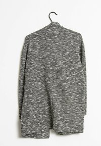 Cardigan grigio e bianco texturizzato esposto appeso, con colletto, apertura frontale e maniche lunghe con vestibilità rilassata.