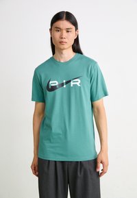 Nike Sportswear - AIR GRAPHIC TEE - Printtipaita - bicoastal Pienoiskuva 1