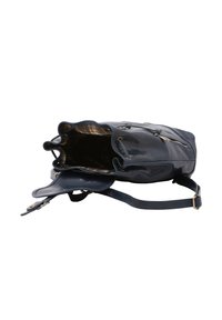 Borsa a secchiello in pelle blu navy con chiusura a cordoncino, foderatura interna a quadri e tracolla. Presenta tasche aggiuntive con zip e tasche aperte.