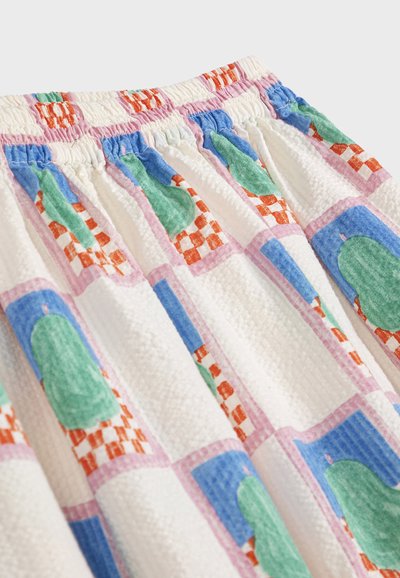 Tissu à taille élastique avec un fond blanc texturé, présentant des panneaux verticaux alternés de cactus verts sur des fonds à carreaux rouges et unis bleus.