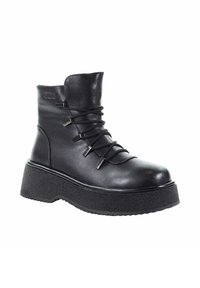 Czarne botki sięgające kostki, wykonane z sztucznej skóry, z grubą, teksturowaną podeszwą, z przodu sznurowane i z metalowymi akcentami na sznurowadłach.