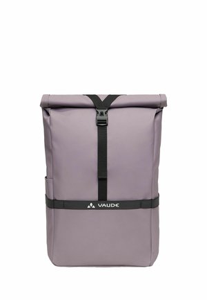 Grand sac à dos roulé violet clair avec sangle à boucle noire et logo Vaude sur une bande noire horizontale près du milieu.