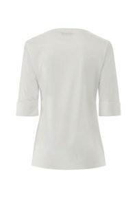 Weißes T-Shirt mit Rundhalsausschnitt, drei Viertelärmeln und umgeschlagenen Bündchen. Glattes Material mit regulärer Passform und ohne sichtbare Muster oder Verzierungen.