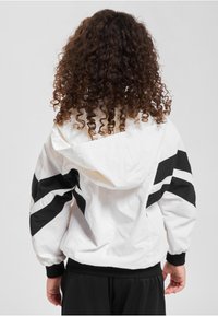 Urban Classics CRINKLE BATWING - Ljetna jakna - white black