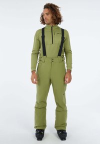 Olijfgroene skikleding met een ritssluiting bij de nek, verstelbare zwarte bretels, twee knopen aan de voorkant en zwarte skistikal. Gladde textuur, functioneel ontwerp.