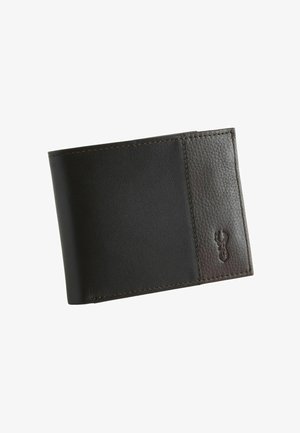 Schwarzes Leder-Bifold-Portemonnaie mit glatten und strukturierten Paneelen, versehen mit einem kleinen geprägten Hirschkopf-Logo auf der strukturierten Seite.