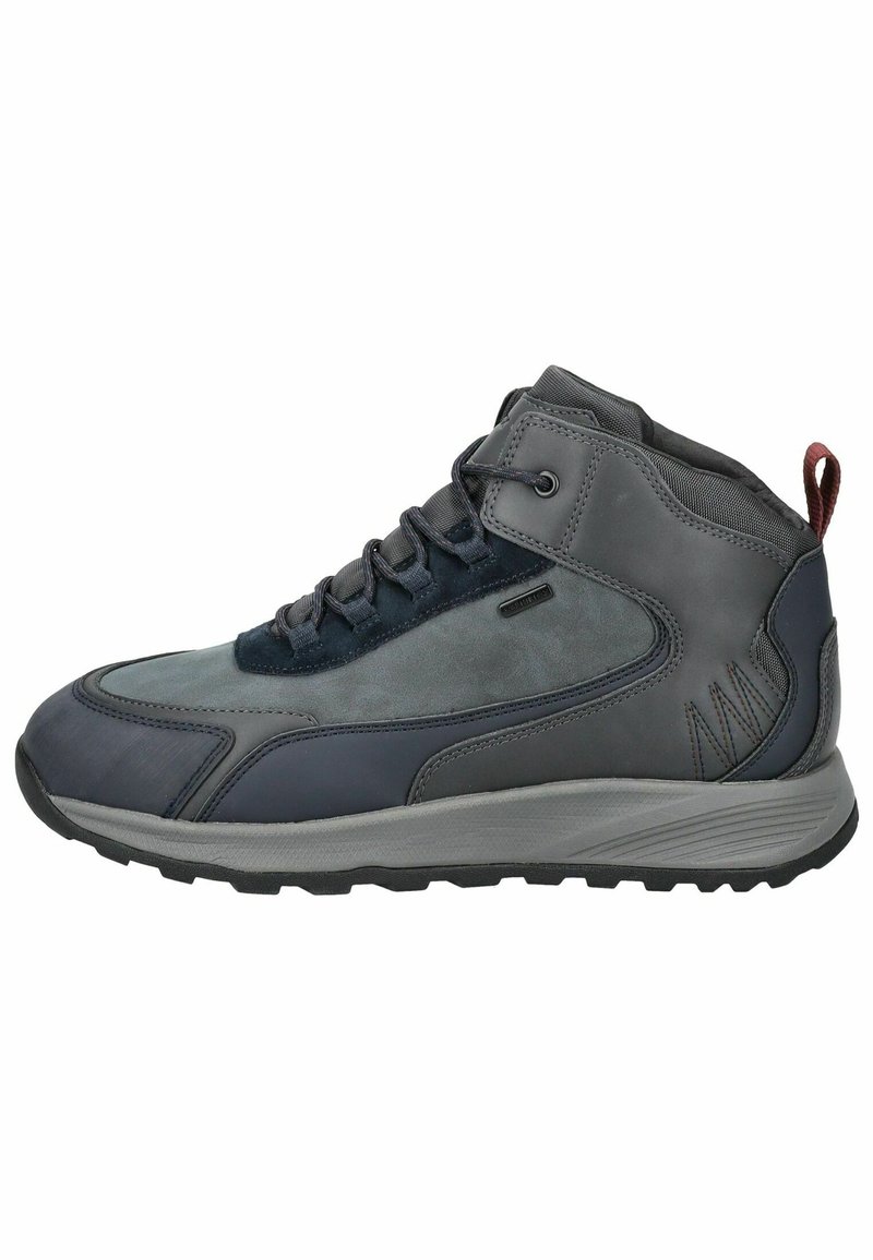Zapatillas altas en gris y azul marino, hechas de una mezcla de cuero y material sintético. Presentan acentos texturizados y una suela de goma.