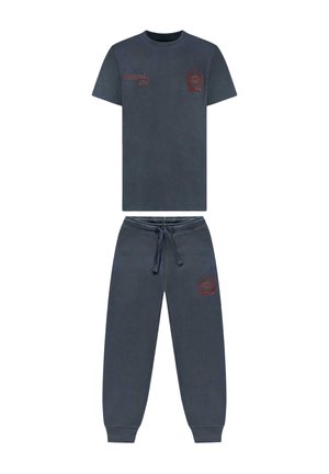 Donkergrijs T-shirt met korte mouwen en bijpassende joggerbroek met rode tekst en lauwerkranslogo op de borst en linker dij.