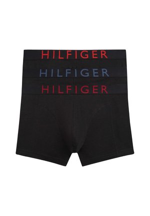 Tre boxer neri da uomo impilati, ciascuno con una fascia con il marchio "HILFIGER" in lettere rosse o blu.