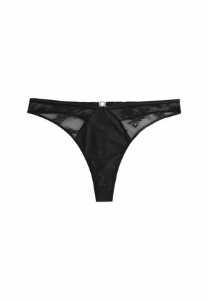 Zwarte string met kantpanelen, met een gladde voorkant en een decoratieve metalen accenten op de tailleband. Zacht materiaal met een doorschijnende textuur.