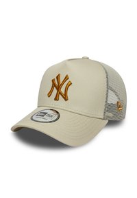 Μπεζ καπέλο μπέιζμπολ με διαμορφωμένο μπροστινό μέρος, πλέγμα στο πίσω μέρος, με κεντημένο πορτοκαλί λογότυπο NY και ρυθμιζόμενο κούμπωμα με πατητήρα.