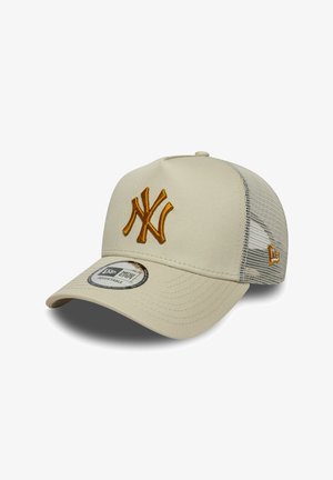 Beige Baseballkappe mit strukturiertem Vorderteil und Netzrückseite, verziert mit einem bestickten orangefarbenen NY-Logo und einem verstellbaren Druckknopfverschluss.