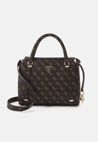 Borsa nera realizzata in materiale testurizzato con un motivo logo dorato, forma strutturata, manici superiori doppi e tracolla removibile.