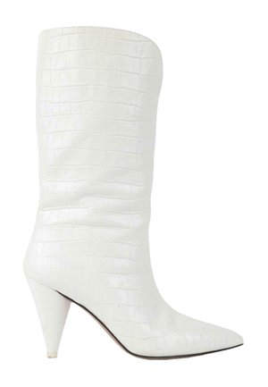 Botte en cuir blanc mi-mollet avec texture crocodile, bout pointu et talon haut en forme de cône.
