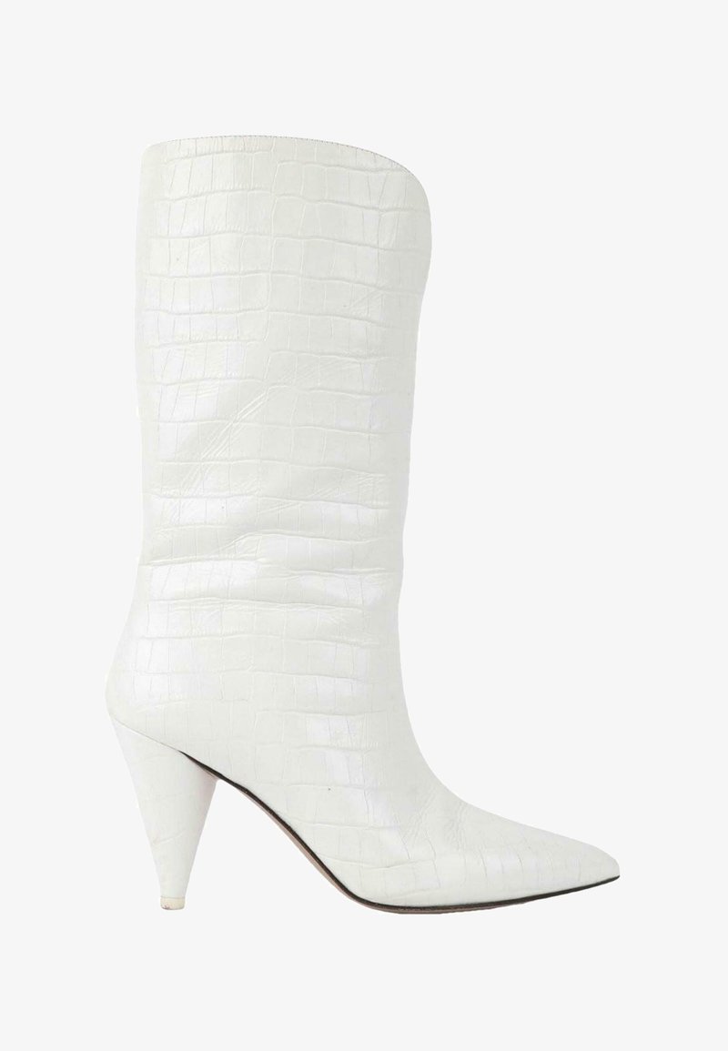 Botte en cuir blanc mi-mollet avec texture crocodile, bout pointu et talon haut en forme de cône.