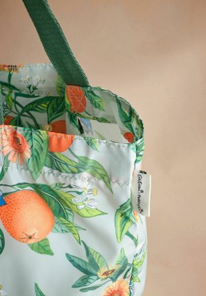 Borsa tote floreale con manici verdi, realizzata in materiale lucido. Presenta un motivo con frutti arancioni e foglie verdi, con un'etichetta sul lato.