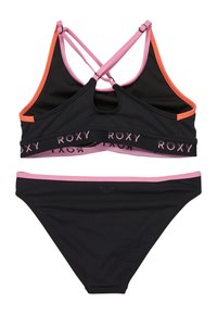 Ensemble de bikini noir avec un top à dos croisé orné d'accents orange et rose et un bas assorti. Bande avec le logo Roxy en rose. Texture douce.